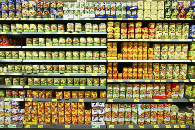Lebensmittelabteilung, Regal mit Auswahl an verschiedenen Konservendosen, Fertiggerichten, Fertigsuppen, Eintöpfe. Grosser Supermarkt, Selbstbedienung. Deutschland, Europa.