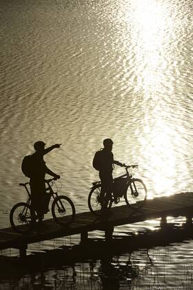 Radfahrer mit Elektro-Fahrrädern auf Badesteg, Klostersee Schloss Seeon, Chiemgau, Oberbayern, Bayern, Deutschland, Europa iblnex02288832