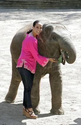 Nandini Mitra Fernseh-Moderatorin Nandini Mitra tauft mit Kokosmilch das Elefanten-Baby Shahrukh im Hamburger Tierpark Hagenbeck Foto:xU.xGlockmannx xFuturexImage
