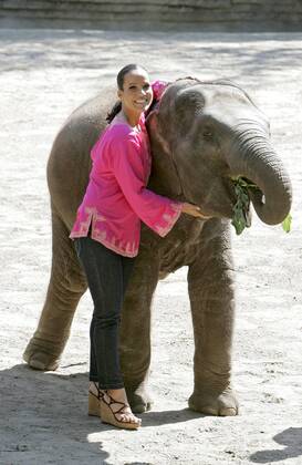 Nandini Mitra Fernseh-Moderatorin Nandini Mitra tauft mit Kokosmilch das Elefanten-Baby Shahrukh im Hamburger Tierpark Hagenbeck Foto:xU.xGlockmannx xFuturexImage