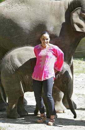 Nandini Mitra Fernseh-Moderatorin Nandini Mitra tauft mit Kokosmilch das Elefanten-Baby Shahrukh im Hamburger Tierpark Hagenbeck Foto:xU.xGlockmannx xFuturexImage
