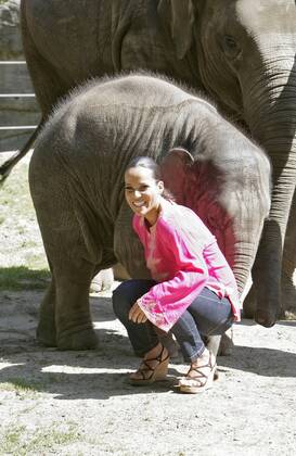 Nandini Mitra Fernseh-Moderatorin Nandini Mitra tauft mit Kokosmilch das Elefanten-Baby Shahrukh im Hamburger Tierpark Hagenbeck Foto:xU.xGlockmannx xFuturexImage