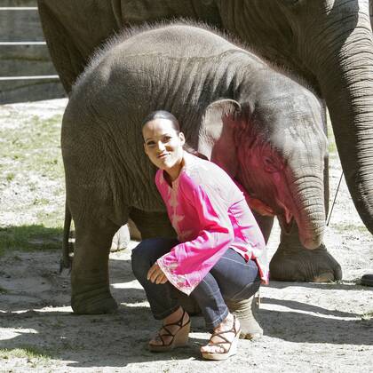 Nandini Mitra Fernseh-Moderatorin Nandini Mitra tauft mit Kokosmilch das Elefanten-Baby Shahrukh im Hamburger Tierpark Hagenbeck Foto:xU.xGlockmannx xFuturexImage