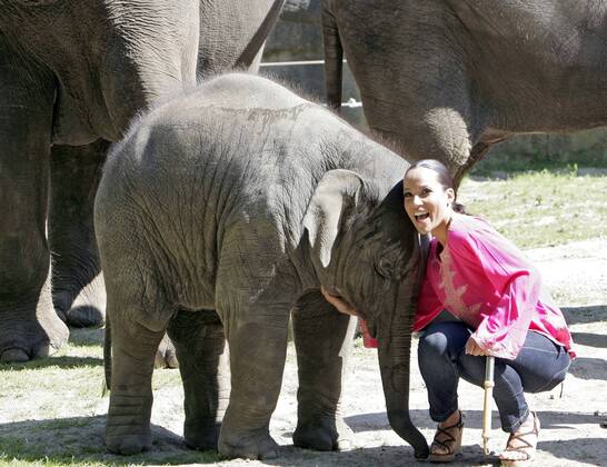 Nandini Mitra Fernseh-Moderatorin Nandini Mitra tauft mit Kokosmilch das Elefanten-Baby Shahrukh im Hamburger Tierpark Hagenbeck Foto:xU.xGlockmannx xFuturexImage