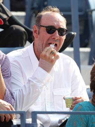 US Open 2012, USTA Billie Jean King National Tennis Center, Flushing Meadows, New York, ITF Grand Slam Tennis Tournament,Schauspieler Kevin Spacey mit Eiscreme sitzt als Zuschauer auf der Tribuene, Einzelbild,Halbkoerper, Hochformat,Feature,VIP,Ehrengast,