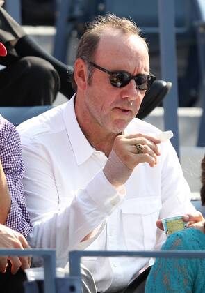 US Open 2012, USTA Billie Jean King National Tennis Center, Flushing Meadows, New York, ITF Grand Slam Tennis Tournament,Schauspieler Kevin Spacey mit Eiscreme sitzt als Zuschauer auf der Tribuene, Einzelbild,Halbkoerper, Hochformat,Feature,VIP,Ehrengast,