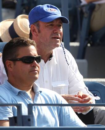 US Open 2012, USTA Billie Jean King National Tennis Center, Flushing Meadows, New York, ITF Grand Slam Tennis Tournament,Schauspieler Kevin Spacey mit Kappe sitzt als Zuschauer auf der Tribuene, Einzelbild,Halbkoerper, Hochformat,Feature,VIP,Ehrengast,