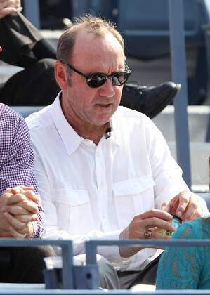 US Open 2012, USTA Billie Jean King National Tennis Center, Flushing Meadows, New York, ITF Grand Slam Tennis Tournament,Schauspieler Kevin Spacey mit Eiscreme sitzt als Zuschauer auf der Tribuene, Einzelbild,Halbkoerper, Hochformat,Feature,VIP,Ehrengast,