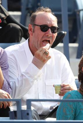 US Open 2012, USTA Billie Jean King National Tennis Center, Flushing Meadows, New York, ITF Grand Slam Tennis Tournament,Schauspieler Kevin Spacey mit Eiscreme sitzt als Zuschauer auf der Tribuene, Einzelbild,Halbkoerper, Hochformat,Feature,VIP,Ehrengast,