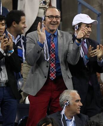 US Open 2012, USTA Billie Jean King National Tennis Center, Flushing Meadows, New York, ITF Grand Slam Tennis Tournament, Herren Finale,Endspiel,Schauspieler Kevin Spacey springt hoch und applaudiert,Jubel,Ehrengast,VIP,Halbkoerper,Hochformat,Feature,