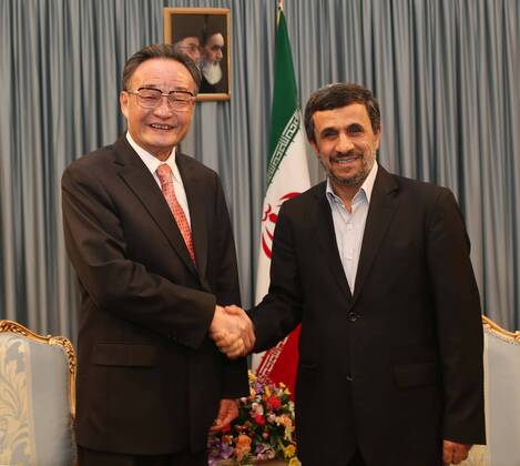 (120911) -- TEHRAN, Sept. 11, 2012 (Xinhua) -- Wu Bangguo(L), chairman of the Standing Committee of China s National People s Congress, shakes hands with Iranian President Mahmoud Ahmadinejad in Tehran, Iran, Sept. 11, 2012. (Xinhua Liu Weibing) (zkr) IRAN-CHINA-WU BANGGUO-AHMADINEJAD-MEETING 