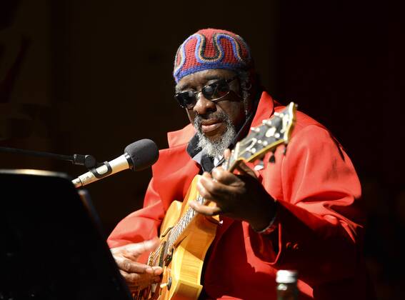 Solokonzert des James Blood Ulmer im Rahmen des 17. Salzburger Jazzhebstes 2012 in der Stiegl Brauwelt in Salzburg - Soulgitarrist James Blood Ulmer 2012 - Solokonzert des James Blood Ulmer im Rahmen des 17. Salzburger Jazzhebstes 2012 in der Stiegl Brauwelt in Salzburg - Soulgitarrist James Blood Ulmer