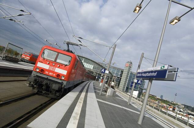Hauptbahnhof Berlin DEU, Berlin, 26.05.2006 Lokomotive eines Regionalzuges der Deutschen Bundesbahn DB bei der Durchfahrt im Hauptbahnhof am Tag der Eroeffnung der feierlichen Eroeffnung des Hauptbahnhofes. Im Hintergrund die Stahlkonstruktion des Ost-West-Daches. Einweihung, Gebaeude, Wirtschaft, Symbol, Bahn, Eisenbahn, Schiene, Zug, Transport, Architektur, Europa. Train of the German Railway company Deutsche Bundesbahn at the new station Hauptbahnhof at the day of the official opening. Transport, Traffic, Ecomomy, Germany, Europe.