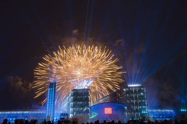 Lichtshow, Einweihung Hauptbahnhof Berlin DEU, Deutschland, Berlin, 26.05.2006 Lichtshow und Feuerwerk vom Kuenstler Jerry Appelt am beleuchteten Bahnhofsgebaeude am Tag der feierlichen Eroeffnung des Hauptbahnhofes von Berlin. Im Hintergrund die Stahlkonstruktion des Ost-West-Daches. Architekt Meinhard von Gerkan, Hauptbahnhof, Einweihung, Gebaeude, Wirtschaft, Symbol, Bahn, Eisenbahn, Schiene, Transport, Europa, Architektur, Bau, Baugeschichte, Baustil, Bauwerk, Bahnhof, bei Nacht, beleuchten, beleuchtet, Beleuchtung, Bahnverkehr, Deutsche Bundesbahn, Deutsche Bahn, DB, Knotenpunkt, Verkehrsknoten, Gerkan, Illumination, illuminieren, illuminiert, Infrastruktur, Knotenpunkt, Licht, Lichter, Lichtstrahlen, Lightshow, Nacht, Nachtaufnahme, Nachtfoto, Lichtspektakel, Schau, Schiene, Schienenverkehr, Sehenswuerdigkeit, Show, Spreebogen, Tiergarten, Tourismus, Touristik, touristisch, Verkeh