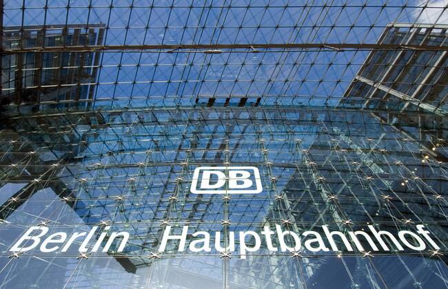 Hauptbahnhof Berlin DEU, Deutschland, Berlin, 07.02.2007 Eingang vom Bahnhofsgebaeude des Hauptbahnhof von Berlin . Architekt Meinhard von Gerkan, Hauptbahnhof, Gebaeude, Wirtschaft, Symbol, Bahn, Eisenbahn, Schiene, Transport, Europa, Architektur, Bau, Baugeschichte, Baustil, Bauwerk, Bahnhof, Bahnverkehr, Deutsche Bundesbahn, Deutsche Bahn, DB, Knotenpunkt, Verkehrsknoten, Gerkan, Infrastruktur, Knotenpunkt, Schiene, Schienenverkehr, Sehenswuerdigkeit, Spreebogen, Tiergarten, Verkehr, Verkehrsknoten, Wahrzeichen, Stadtansicht, Stadtlandschaft, Ansicht, Lehrter Bahnhof, QF Querformat. Innen. Station Hauptbahnhof of the German Railway company Deutsche Bundesbahn. By Architect Meinhard von Gerkan. Transport, Traffic, Ecomomy, Germany, Europe, architecture, building, buildings, cityscape, city, city landscape, economy, journey, large city, metropolis, multi-story building, multistoried bui