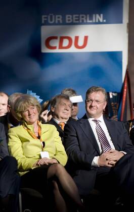 Landesparteitag CDU Berlin DEU, Deutschland, Germany, Berlin, 12.02.2011 Prof. Monika Gruetters, stv Vorsitzende, und Frank Henkel, Landesvorsitzender der Berliner CDU (rechts), auf dem Landesparteitag der Berliner CDU. Bundespolitik, Landespolitik, Deutsche Politik, 2011, HF Hochformat Wahl, Wahlen, Wahlkampf, Wahlkampftour, Fan, Landtagswahl Party congres of the Berliner CDU in Berlin. Politics, Germany, Politican.