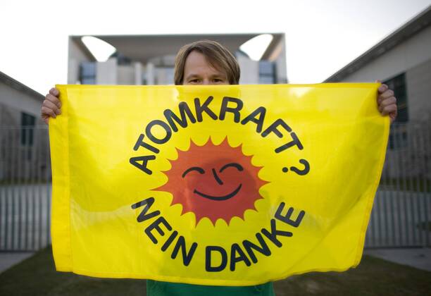 Mahnwache fuer den Atomausstieg DEU, Deutschland, Germany, Berlin, 21.03.2011 Fahne Atomkraft Nein Danke bei der Mahnwache fuer den Atomausstieg unter dem Motto Fukushima ist ueberall - Atomaussteig jetzt vor dem Bundeskanzleramt in Berlin. Die Mahnwachen finden bundesweit statt und erinnern an die Auswirkungen der Naturkatastrophe in Japan und das Desaster der japanischen Atomkraftwerke. Kundgebung gegen die Atompolitik der schwarz-gelben Koalition und der Bundesregierung. Atomkraft Nein Danke, Atomkraftgegner, Antiatombewegung, Anti-Atom-Demo, Antiatom, Anti-Atomkraft, Atomkraft, Atomkraftwerke, Anti-Atom, Anti-Atom-Bewegung, Atomenergie, Atompolitik, Anti, Atomenergie, Demonstration, demonstrieren, Demonstrant, Demonstranten, Atomkraftgegener, Kernkraft, Kernkraftwerk, Kernenergie, Atomlobby, Atomdemo, Kanzleramt, Atomdemonstration, Energie, Energiewirtschaft, Demo, Widerstand, Protes