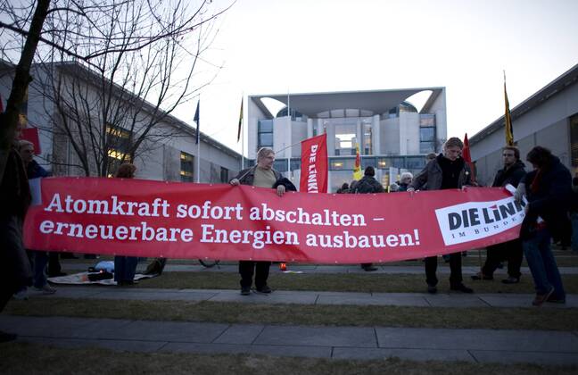 Mahnwache fuer den Atomausstieg DEU, Deutschland, Germany, Berlin, 21.03.2011 Plakat der Partei Die Linke, Linkspartei, Atomkraft sofort abschalten erneuerbare Energien ausbauen - Atomkraft Nein Danke - bei der Mahnwache fuer den Atomausstieg unter dem Motto Fukushima ist ueberall - Atomaussteig jetzt vor dem Bundeskanzleramt in Berlin. Die Mahnwachen finden bundesweit statt und erinnern an die Auswirkungen der Naturkatastrophe in Japan und das Desaster der japanischen Atomkraftwerke. Kundgebung gegen die Atompolitik der schwarz-gelben Koalition und der Bundesregierung. Atomkraft Nein Danke, Atomkraftgegner, Antiatombewegung, Anti-Atom-Demo, Antiatom, Anti-Atomkraft, Atomkraft, Atomkraftwerke, Anti-Atom, Anti-Atom-Bewegung, Atomenergie, Atompolitik, Anti, Atomenergie, Demonstration, demonstrieren, Demonstrant, Demonstranten, Atomkraftgegener, Kernkraft, Kernkraftwerk, Kernenergie, Atomlo