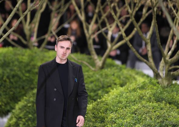 (130121) -- PARIS, Jan. 21, 2012 (Xinhua) -- Belgian designer Raf Simons acknowledges the audience at the end of the Haute Couture Spring-Summer 2013 collection show for French fashion house Christian Dior in Paris, France, Jan. 21, 2013. (Xinhua Gao Jing) FRANCE-PARIS-FASHION-HAUTE COUTURE-DIOR 