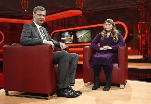 Natascha Kampusch (wächst in Wien auf, 1998 wird sie als Zehnjährige auf dem Schulweg in einen Lieferwagen gezerrt und verschleppt. Die nächsten acht Jahre verbringt Kampusch in der Gewalt ihres Entführers in einem zwei mal drei Meter großen Kellerverlies.) mit Günther Jauch (Moderator) in der Talk-Show GÜNTHER JAUCH am 17.02.2013 in Berlin Thema der Sendung: Verschleppt und misshandelt Ð wie gelingt ein Leben danach?