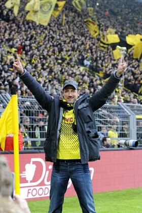 Fussball-Bundesliga, Deutschland, Herren, Saison 2012 2013, 21. Spieltag, Signal Iduna Park Dortmund: Bor. Dortmund, BVB (gelb) - Hamburger SV, HSV (blau) 1:4; Der Schauspieler und BVB-Fan Wotan Wilke Möhring mit BVB-Trikot vor der Südtribüne