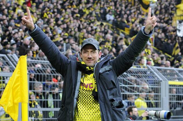 Fussball-Bundesliga, Deutschland, Herren, Saison 2012 2013, 21. Spieltag, Signal Iduna Park Dortmund: Bor. Dortmund, BVB (gelb) - Hamburger SV, HSV (blau) 1:4; Der Schauspieler und BVB-Fan Wotan Wilke Möhring mit BVB-Trikot vor der Südtribüne.
