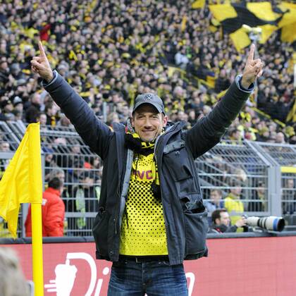 Fussball-Bundesliga, Deutschland, Herren, Saison 2012 2013, 21. Spieltag, Signal Iduna Park Dortmund: Bor. Dortmund, BVB (gelb) - Hamburger SV, HSV (blau) 1:4; Der Schauspieler und BVB-Fan Wotan Wilke Möhring mit BVB-Trikot vor der Südtribüne.