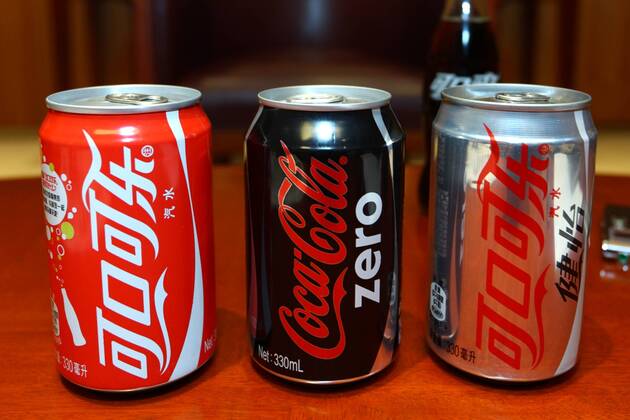 (130510) -- BEIJING, May 10, 2013 (Xinhua) -- Photo taken on May 9, 2013 shows the canned drink of Coca-Cola in Beijing, capital of China. The Coca-Cola Company announced here on Thursday that it will continue to increase investment levels in China. Ahmet Bozer, president of Coca-Cola International, said during an interview that 4 billion U.S. dollars of investment will be added by 2014 in China. And he explained that the investment is mixed with marketing assets like plants, transportation and retail outlets. (Xinhua Wu Kaixiang) CHINA-BEIJING-COCA-COLA-INVESTMENT (CN)
