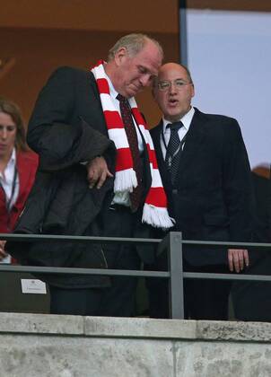 01.06.2013, Fussball DFB-Pokalfinale 2013, FC Bayern München - VfB Stuttgart , im Olympiastadion Berlin. v.l. Präsident Uli Hoeneß (Bayern München) und Gregor Gysi (Fraktionsvorsitzender der Linksfraktion) auf der Tribüne 01.06.2013, Fussball DFB-Pokalfinale, Bayern München - Stuttgart