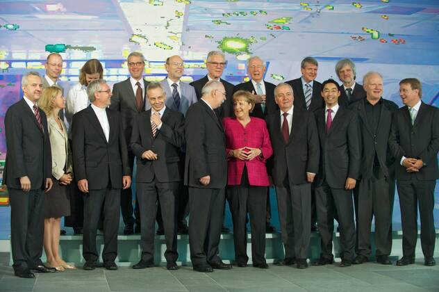 Die von der Bundesregierung nach der Reaktorkatastrophe in Fukushima eingesetzte Ethik-Kommission zur Energiepolitik übergab am Montag (30.05.2011) Bundeskanzlerin Angela Merkel (CDU, M.) in Berlin ihren Abschlussbericht. (Foto mit den Leitern der Kommission, dem früheren Bundesumweltminister Klaus Töpfer (CDU, 6.v.re.) und dem Präsidenten der Deutschen Forschungsgemeinschaft, Matthias Kleiner (neben Merkel). 3.v.li.1. Reihe der evangelische badische Landesbischof Ulrich Fischer, 3.v.re. Bundeswirtschaftsminister Philipp Rösler. Wie bereits bekannt wurde, empfiehlt die Experten-Kommission, den Ausstieg aus der Nutzung der Kernenergie innerhalb eines Jahrzehntes umzusetzen. Bei einem entsprechenden technologischen Fortschritt könne der Zeitraum des Ausstiegs verkürzt werden. (Siehe epd-Bericht vom 30.05.2011) DER ABDRUCK DES EPD-FOTOS IST HONORARPFLICHTIG! Ethik-Kommission zur Energiepoli 364574 EDITORIAL USE ONLY
