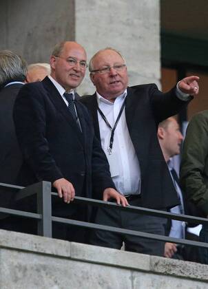 01.06.2013, Fussball DFB-Pokalfinale 2013, FC Bayern München - VfB Stuttgart , im Olympiastadion Berlin. v.l. Gregor Gysi (Fraktionsvorsitzender der Linksfraktion) und Uwe Seeler auf der Tribüne 01.06.2013, Fussball DFB-Pokalfinale, Bayern München - Stuttgart