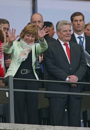 01.06.2013, Fussball DFB-Pokalfinale 2013, FC Bayern München - VfB Stuttgart , im Olympiastadion Berlin. v.l. Daniela Schadt (Lebensgefährtin von Bundespräsident Joachim Gauck) , Bundespräsident Joachim Gauck auf der Tribüne 01.06.2013, Fussball DFB-Pokalfinale, Bayern München - Stuttgart