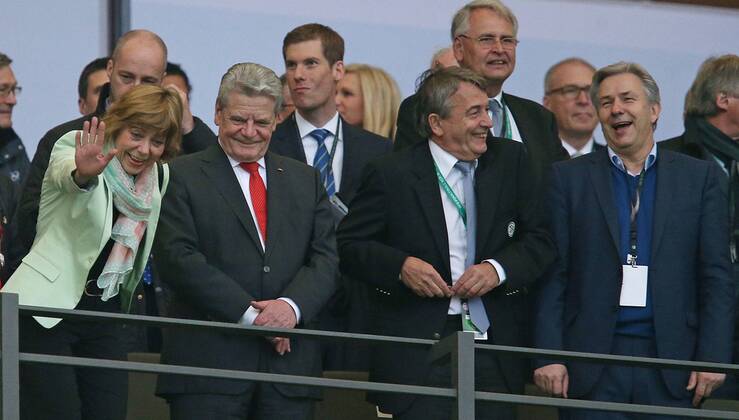 01.06.2013, Fussball DFB-Pokalfinale 2013, FC Bayern München - VfB Stuttgart , im Olympiastadion Berlin. v.l. Daniela Schadt (Lebensgefährtin von Bundespräsident Joachim Gauck) , Bundespräsident Joachim Gauck , DFB-Präsident Wolfgang Niersbach und Berlins Bürgermeister Klaus Wowereit auf der Tribüne 01.06.2013, Fussball DFB-Pokalfinale, Bayern München - Stuttgart