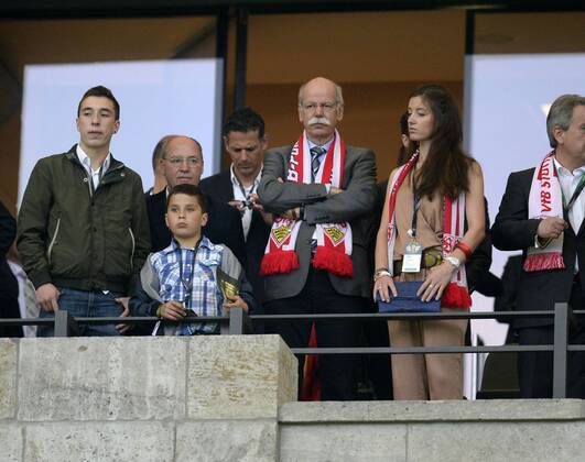 01.06.2013, Fussball DFB-Pokalfinale 2013, FC Bayern München - VfB Stuttgart , im Olympiastadion Berlin. Dieter Zetsche Vorsitzender des Vorstand der Daimler AG Leiter Mercedes-Benz Cars mit Tochter Nora auf der Ehrentribüne 01.06.2013, Fussball DFB-Pokalfinale, Bayern München - Stuttgart