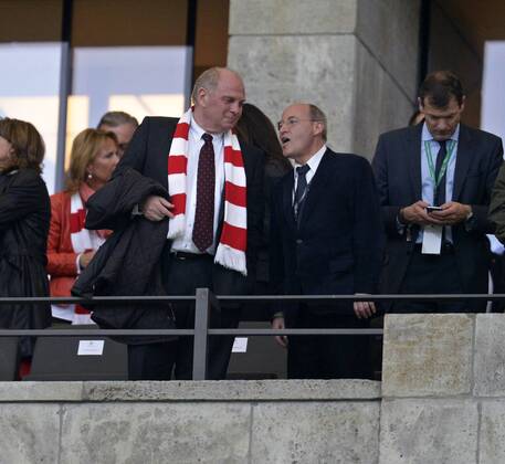 01.06.2013, Fussball DFB-Pokalfinale 2013, FC Bayern München - VfB Stuttgart , im Olympiastadion Berlin. Linke Politiker Gregor Gysi (re, Deutschland) und Präsident Uli Hoeneß (li, München) stecken die Köpfe zusammen. 01.06.2013, Fussball DFB-Pokalfinale, Bayern München - Stuttgart