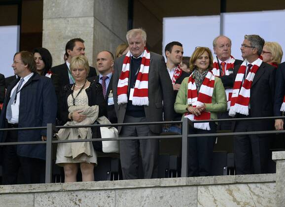 01.06.2013, Fussball DFB-Pokalfinale 2013, FC Bayern München - VfB Stuttgart , im Olympiastadion Berlin. Ministerpräsident des Freistaates Bayern Horst Lorenz Seehofer (mitte, CSU, Deutschland) auf der Ehrentribüne. 01.06.2013, Fussball DFB-Pokalfinale, Bayern München - Stuttgart