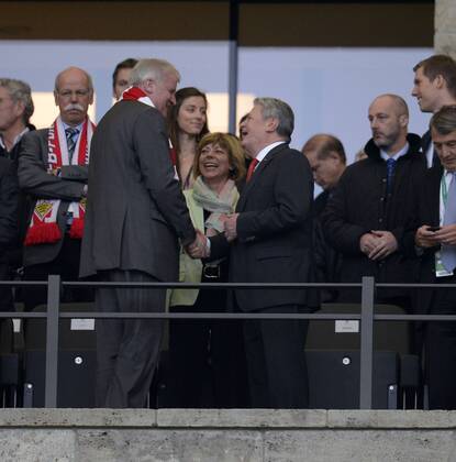 01.06.2013, Fussball DFB-Pokalfinale 2013, FC Bayern München - VfB Stuttgart , im Olympiastadion Berlin. Gaucks Lebensgefährtin Daniela Schadt und Bundespräsident Joachim Gauck (li, Deutschland) begrüßet Ministerpräsident des Freistaates Bayern Horst Lorenz Seehofer (li, Deutschland), hinten links: Dr. Dieter Zetsche (Vorstandsvorsitzender Daimler AG). 01.06.2013, Fussball DFB-Pokalfinale, Bayern München - Stuttgart