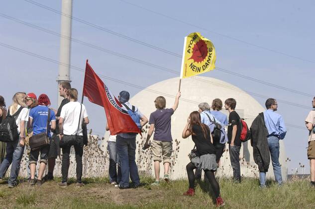 Zehntausende Demonstranten protestierten im hessischen Biblis am Samstag, 24.4., gegen die weitere Nutzung der Kernenergie in Deutschland und umzingelten in einer Menschenkette den 1974 ans Netz gegangenen, ältesten deutschen Atommeiler Biblis A und den benachbarten Block B. Mit einem Die-In wiesen sie auf die Gefahren der Kernenergie hin. (Siehe epd-Bericht vom 24.04.2010). DER ABDRUCK DES EPD-FOTOS IST HONORARPFLICHTIG! Massenproteste gegen Kernenergie am AKW Biblis 338726 EDITORIAL USE ONLY
