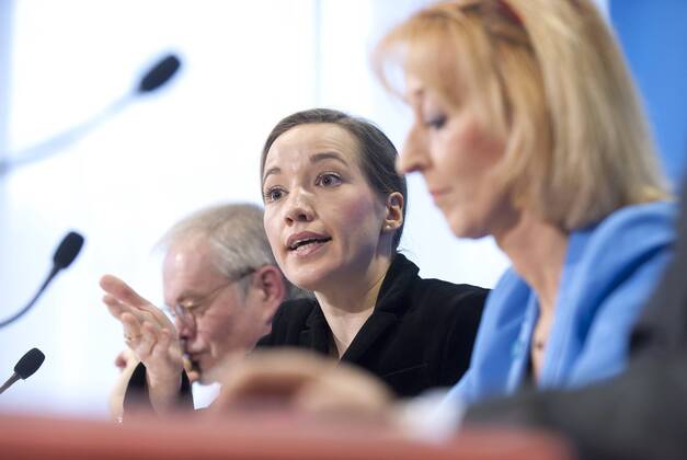 Hans Bertram, Humboldt-Universität zu Berlin, Bundesfamilienministerin Kristina Köhler (CDU) und UNICEF-Geschäftsführerin Regine Stachelhaus (v.li.) am Donnerstag (14.01.2010) bei der Vorstellung eines UNICEF-Berichts zur Lage der Kinder in Industrieländern. Trotz guter Lebensbedingungen blicken deutsche Jugendliche der Studie zufolge pessimistischer in die Zukunft als ihre Altersgenossen in anderen Industrieländern. Nach dem UNICEF-Bericht geht etwa jeder vierte 15-Jährige in Deutschland davon aus, später nur eine niedrigqualifizierte Arbeit zu haben. In diesem Punkt liegt Deutschland auf dem letzten Platz des Rankings. Insgesamt nimmt Deutschland bei der Untersuchung zur Lage der Kinder unter 21 Ländern Platz acht ein. Es gebe keinen Anlass, sich auf einem Mittelplatz bequem zu machen, sagte die UNICEF-Geschäftsführerin. Das Fehlen eines Elternteils darf kein Armutsrisiko sein , sagt 332308 EDITORIAL USE ONLY