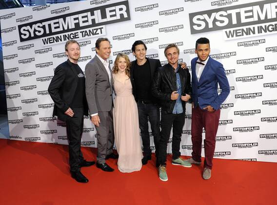 Die Schauspieler Tino Mewes, Peter Kraus, Paula Kalenberg, Tim Oliver Schultz, Constantin von Jascheroff, Thano Walbaum kommen am 26.06.2013 zur Premiere des Films Systemfehler - wenn Inge tanzt über den roten Teppich in Köln.