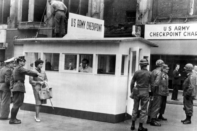 25 SEPTEMBER 1961 CHECKPOINT CHARLIE IN FRIEDRICHSTRASSE CREATED FOR US CITIZENS, TOURISTS, DIPLOMATS AND MILITARY PERSONNEL TO CROSS THE EAST WEST BORDER IN BERLIN, GERMANY. UnitedArchives00124406 