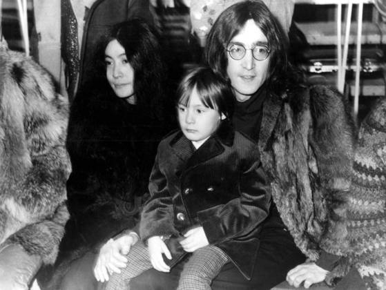 John Lennon with Yoko Ono and his son Julian Lennon 1968 UnitedArchives00309929 