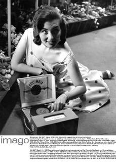Just the thing for the beach or a picnic - a battery - operated portable record player . 1950s, Mode, 1950er, 50er Jahre, Schallplatte, Platte, LP, Vinyl, Schellack, Plattenspieler, Audiogerät, Schallplattenspieler, historisch UnitedArchives00703234 