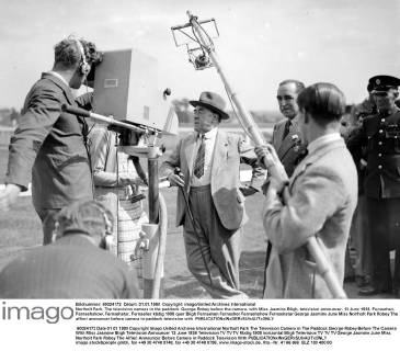 Northolt Park. The television camera in the paddock. George Robey before the camera, with Miss Jasmine Bligh, television announcer. 13 June 1938, Fernsehen, Fernsehshow, Fernsehstar, Fernseher UnitedArchives00803396 