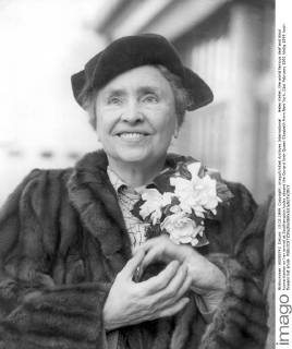 Helen Keller, the world famous deaf and blind humanitarian on her arrival at Southampton today aboard the Cunard liner Queen Elizabeth from New York. 21st February 1951 UnitedArchives00925651 