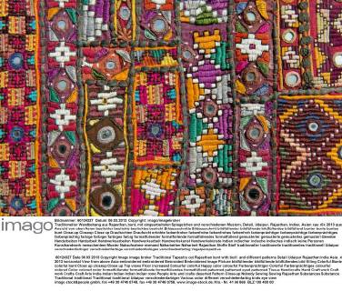  Traditioneller Wandbehang aus Rajasthan, bunt, mit eingearbeiteten Spiegelchen und verschiedenen Mustern, Detail, Udaipur, Rajasthan, Indien, Asien ibxomk03568425.jpg