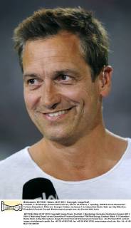 Fussball, 2. Bundesliga, Deutschland, Herren, Saison 2013 2014, 1. Spieltag, ESPRIT-Arena Düsseldorf: Fortuna Düsseldorf, F95 (rot) - Energie Cottbus (schwarz) 1:0; Kabarettist Dieter Nuhr am Sky-Mikrofon. Einzelbild, Portrait, Porträt.