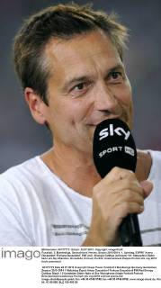 Fussball, 2. Bundesliga, Deutschland, Herren, Saison 2013 2014, 1. Spieltag, ESPRIT-Arena Düsseldorf: Fortuna Düsseldorf, F95 (rot) - Energie Cottbus (schwarz) 1:0; Kabarettist Dieter Nuhr am Sky-Mikrofon. Einzelbild, Portrait, Porträt.