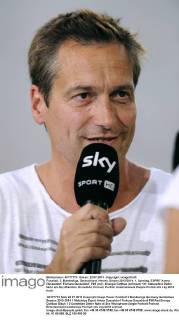 Fussball, 2. Bundesliga, Deutschland, Herren, Saison 2013 2014, 1. Spieltag, ESPRIT-Arena Düsseldorf: Fortuna Düsseldorf, F95 (rot) - Energie Cottbus (schwarz) 1:0; Kabarettist Dieter Nuhr am Sky-Mikrofon. Einzelbild, Portrait, Porträt.