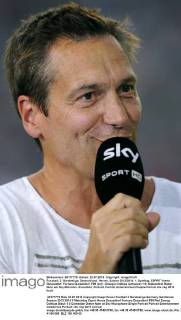Fussball, 2. Bundesliga, Deutschland, Herren, Saison 2013 2014, 1. Spieltag, ESPRIT-Arena Düsseldorf: Fortuna Düsseldorf, F95 (rot) - Energie Cottbus (schwarz) 1:0; Kabarettist Dieter Nuhr am Sky-Mikrofon. Einzelbild, Portrait, Porträt.